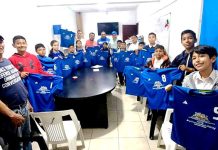ABANDERAN A ATLETAS DE GÓMEZ FARÍAS RUMBO A LA ETAPA ESTATAL DE LOS JUEGOS DEPORTIVOS ESCOLARES