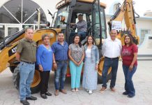 FORTALECE MELCHOR BUDARTH EQUIPO MUNICIPAL: ENTREGA NUEVA RETROEXCAVADORA EN OCAMPO