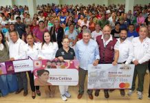 ENTREGA ARMANDO MARTÍNEZ TARJETAS DEL PROGRAMA DE BECAS “RITA CETINA”